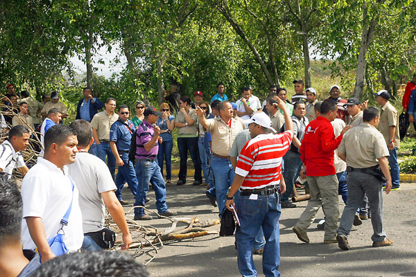 Tercerizados y personal de Tavsa trancan Sidor