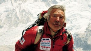 Japonés de 80 años inicia escalada del Everest