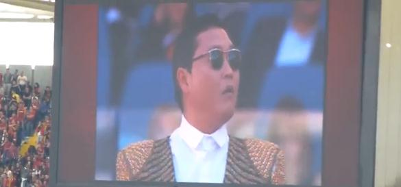 Así aburrió PSY a los “tifosi” en la final de la Copa Italia (Video)