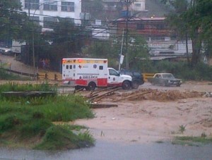 Río San Pedro desbordado en Los Teques afectó a 21 viviendas