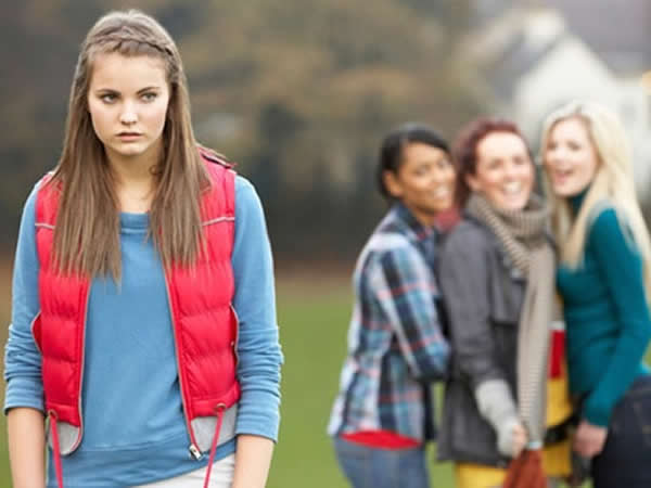 Madrastra obliga a niña a usar ropa de segunda mano, por hacerle bullying a compañera