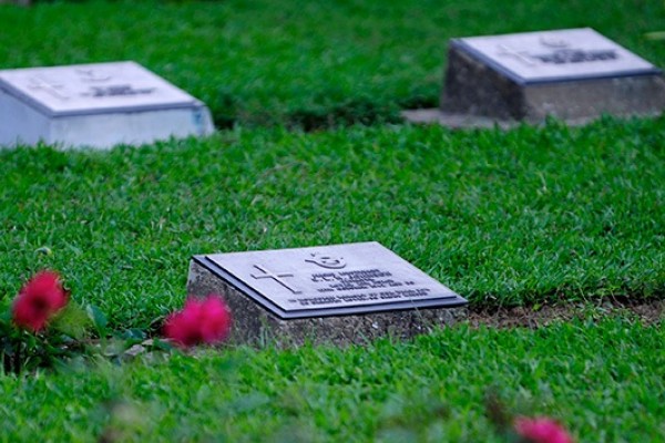 Hombre construye cementerio en el patio de su casa (Muy raro)