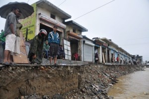 Al menos 45 muertos y 50 desaparecidos por las lluvias en la India (Fotos)