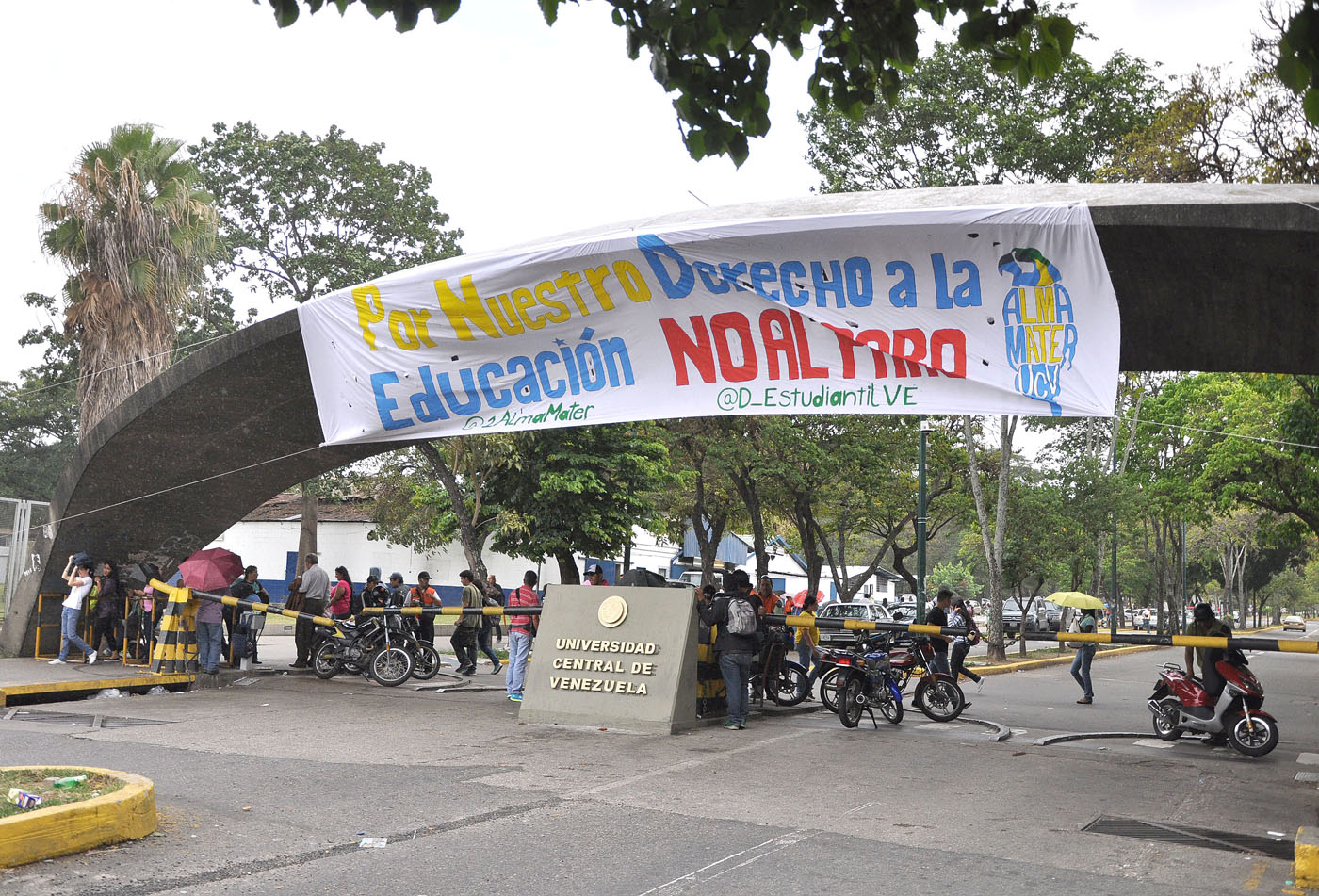 Así se encuentra la entrada de la UCV este lunes (Fotos)