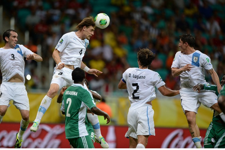 Uruguay vence a Nigeria por 2-1 y a un paso clave para llegar a semifinales