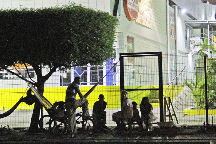 Amanecen en los supermercados en busca de alimentos