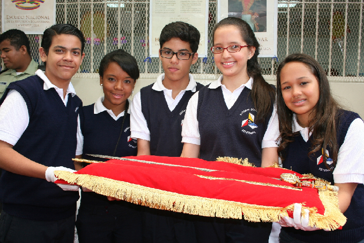 Réplica de espada de Bolívar visitó escuela en Chacao