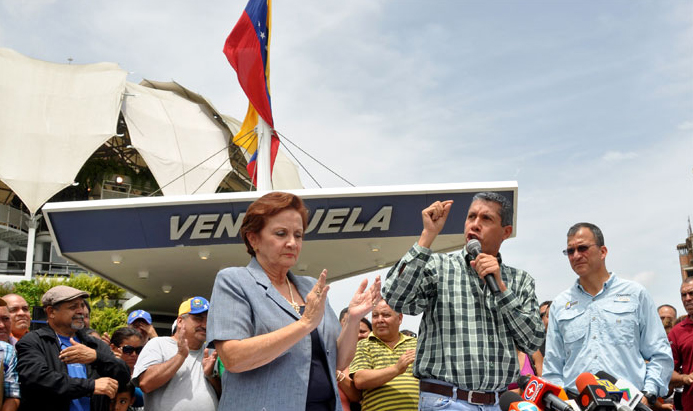 Falcón tilda de ilegal e inconstitucional toma de la Flor de Venezuela