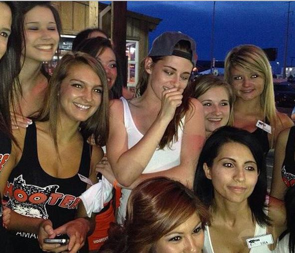 La actriz Kristen Stewart posa con las chicas sexys de Hooters (Foto)