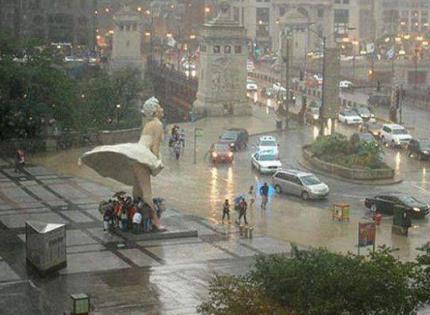 Mira cómo se esconden en la falda de Marilyn Monroe por la lluvia (Foto + Cómico)