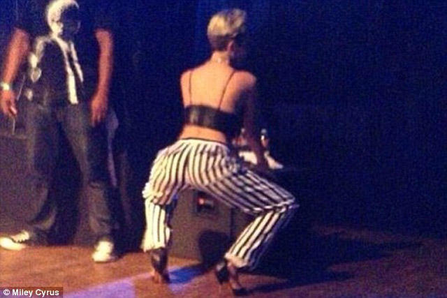 Miley Cyrus mueve su trasero en un concierto de rap (Fotos + Video)