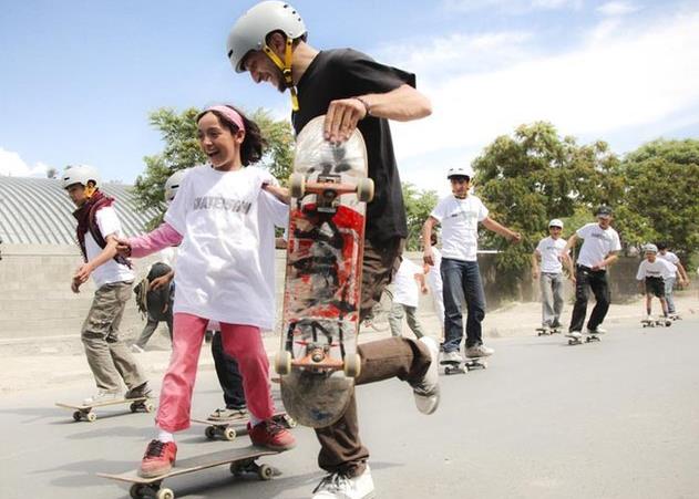 Sobre una patineta escapan de la violencia (Fotos)