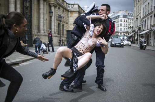 Una Femen se manifiesta en “topless” en un aeropuerto de Estambul