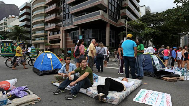 Desalojan a “indignados” de casa del gobernador de Río