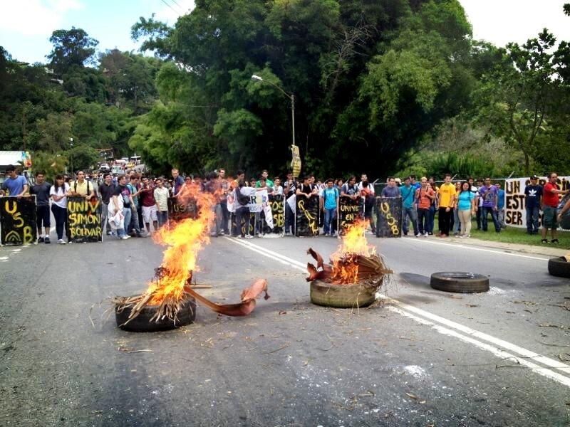 Estudiantes de la USB manifiestan a las afueras del recinto univeristario (Fotos)