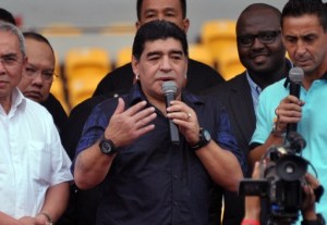 Maradona se drogó por primera vez en España, dice su exesposa