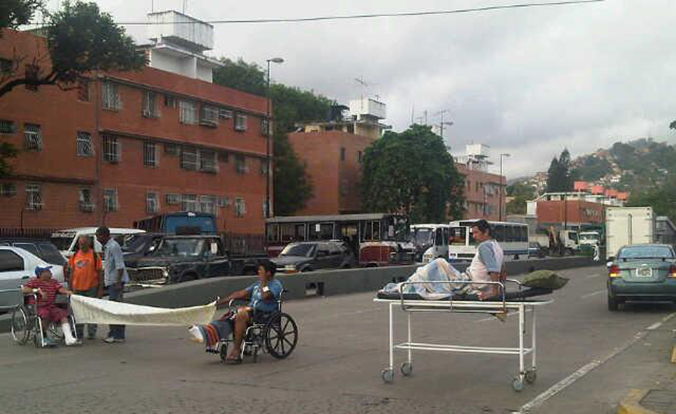 Pacientes y médicos del Hospital de Coche protestan por falta de insumos (Fotos + video)