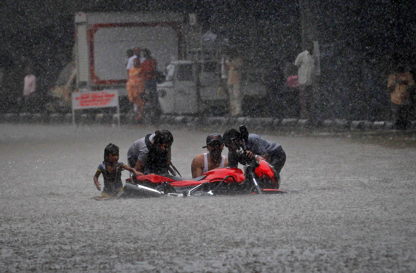 India da por muertas a casi 6 mil personas desaparecidas en las inundaciones