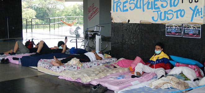 Profesores se unen a huelga de hambre en LUZ