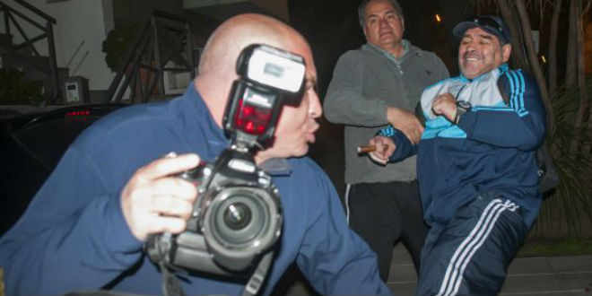 Maradona tomó impulso y le cayó a patadas a fotógrafo