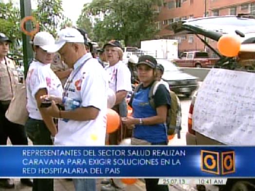 Representantes del sector salud realizan caravana para exigir soluciones