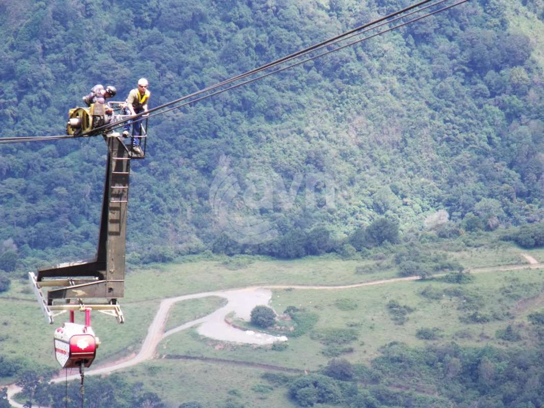 Avanza instalación de cables portantes y tractores del nuevo teleférico de Mérida