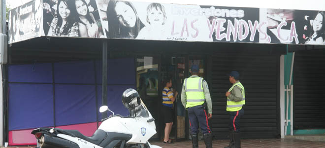 Hieren a dos niños en tiroteo dentro de un local