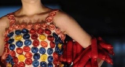 Diseñador chileno realiza vestido con condones para concienciar sobre el sida