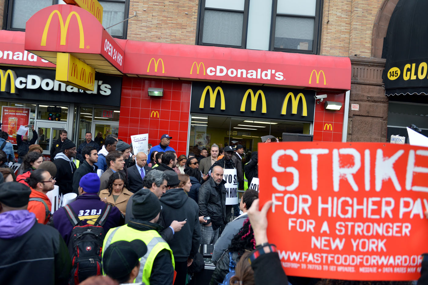 Empleados de restaurantes de comida rápida en EEUU piden aumento de sueldo