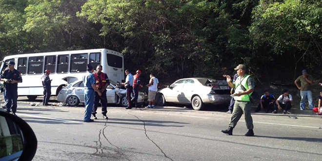 Colapsada la autopista Gran Mariscal de Ayacucho por accidente múltiple