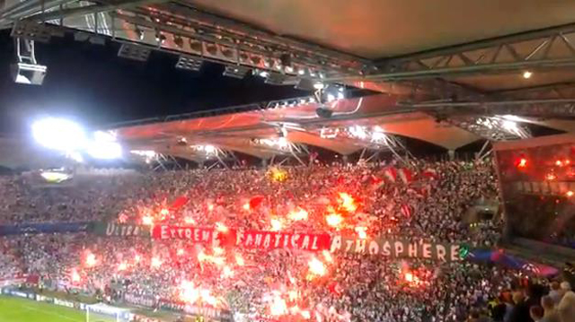 Hinchas se prenden fuego en plena grada (Vídeo)