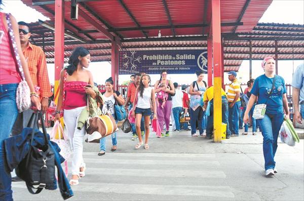 Viajeros pasan hasta ocho horas diarias esperando boletos