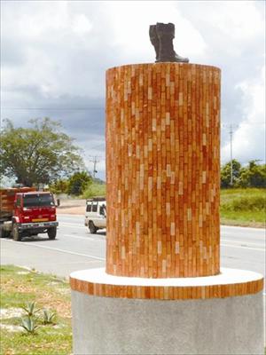 Desapareció estatua del “Che” Guevara, sólo dejaron las botas que la sostenía (Foto)