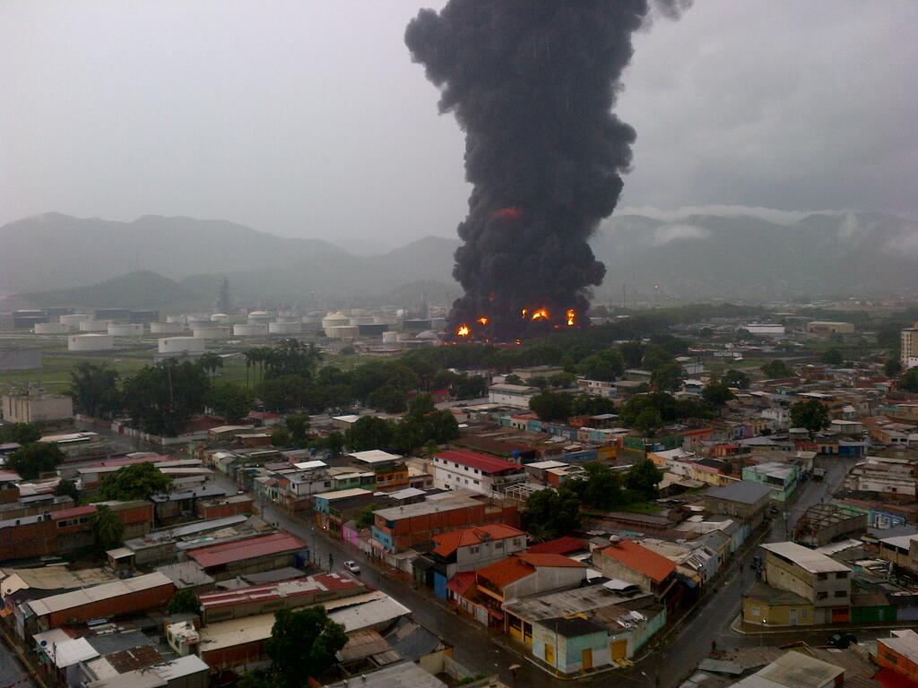 Controlado incendio en refinería de Puerto La Cruz causado por un rayo