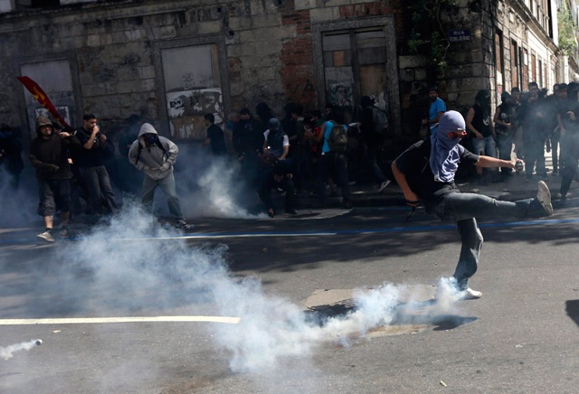 Manifestantes invaden desfile militar en Rio de Janeiro y son dispersados con gases (FOTO)