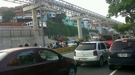 Cerrada la autopista Francisco Fajardo a la altura de La Urbina por protesta