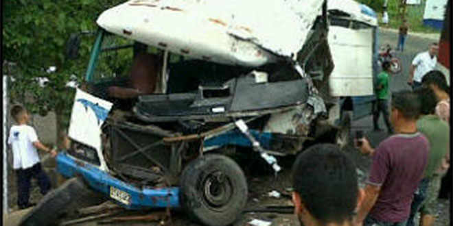 Diez heridos tras fuerte colisión entre dos autobuses en Táchira