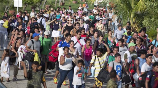 Turistas varados hace una semana se van de Acapulco por carretera reparada