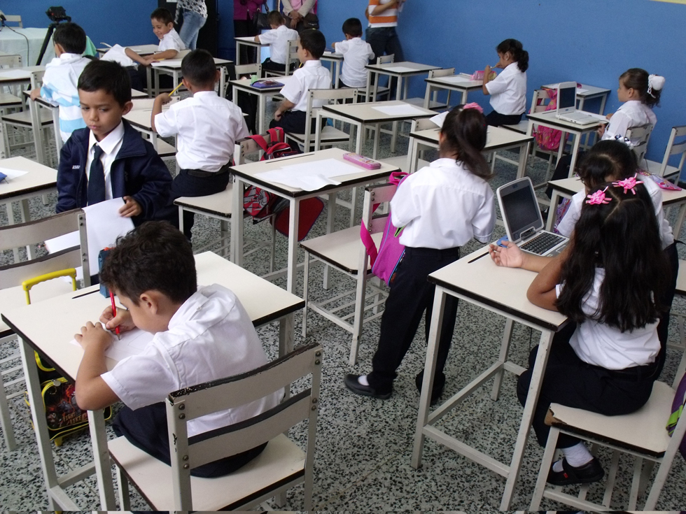 Dos millones de niños inician clases este lunes en los colegios privados