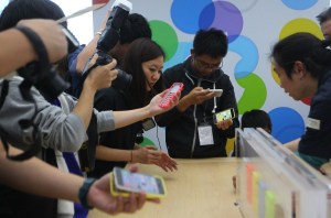 Chinos decepcionados con alto precio de nuevos iPhone “baratos”
