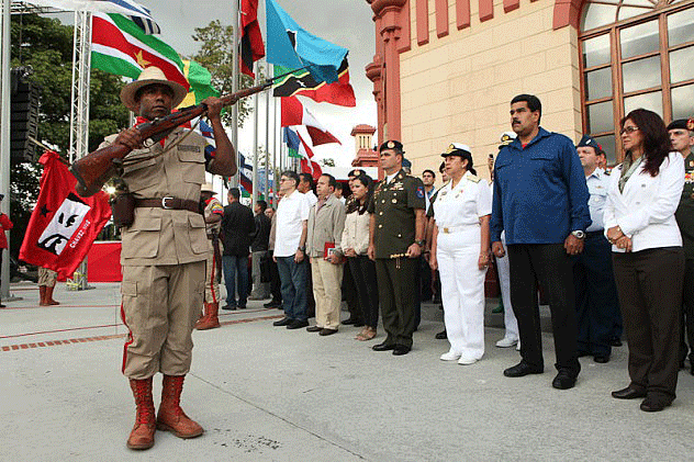 Usan la tumba de Hugo Chávez como “mesa” (Foto)