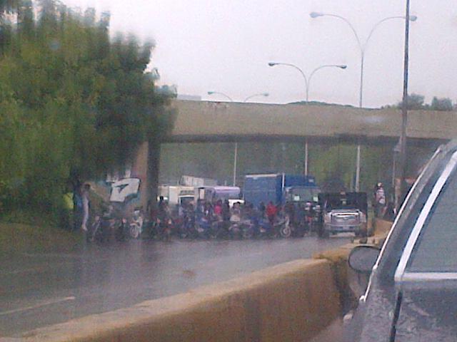 LA FOTO: Motorizados congestionan la Francisco Fajardo una vez más por la lluvia