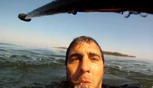 Coletazo de una ballena tumba a un surfista (Video)