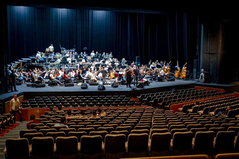 Los Sabandeños canarios en Venezuela junto a la Orquesta Sinfónica