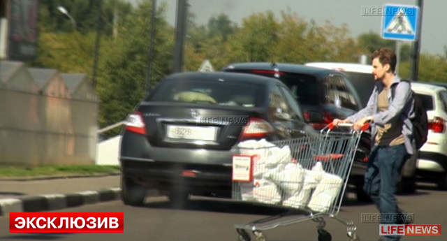 Publican una foto de Snowden saliendo de un supermercado