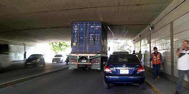 Se atascó un camión en el puente Las Mercedes