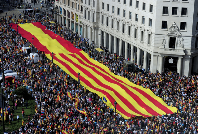 Miles de personas manifiestan contra independentismo en Barcelona