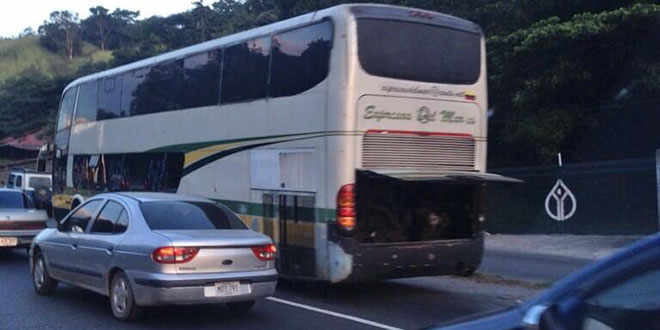 Colapsada la Gran Mariscal de Ayacucho por autobús accidentado