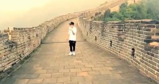 Lo que hizo Justin Bieber en la Gran Muralla China (Video)