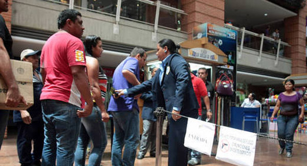 Instalan control de armas en Plaza Las Américas II